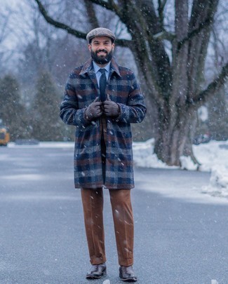 Comment porter un pantalon de costume marron quand il fait froid