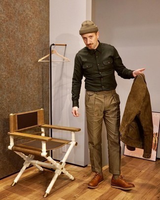 Une veste-chemise à porter avec un pantalon de costume marron en automne