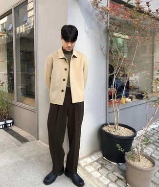Une veste-chemise à porter avec un pantalon de costume marron en automne