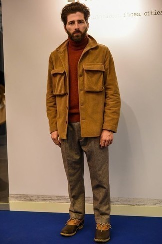 Une veste-chemise à porter avec un pantalon de costume marron en automne