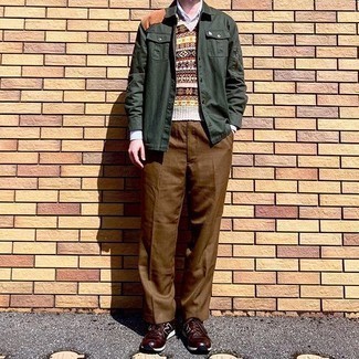 Une veste-chemise à porter avec un pantalon de costume marron en automne