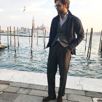 Une veste-chemise à porter avec un pantalon de costume marron en automne