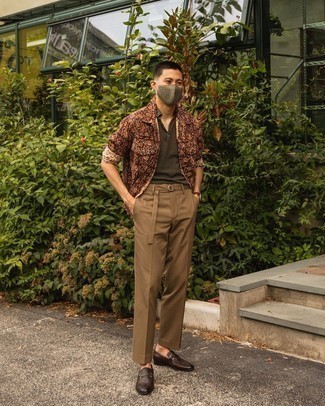 Une veste-chemise à porter avec un pantalon de costume marron en automne