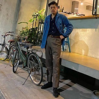 Une veste-chemise à porter avec un pantalon de costume marron en automne