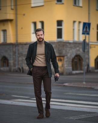 Une veste-chemise à porter avec un pantalon de costume marron en automne
