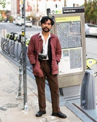 Une veste-chemise à porter avec un pantalon de costume marron en automne