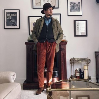 Une veste-chemise à porter avec un pantalon de costume marron en automne