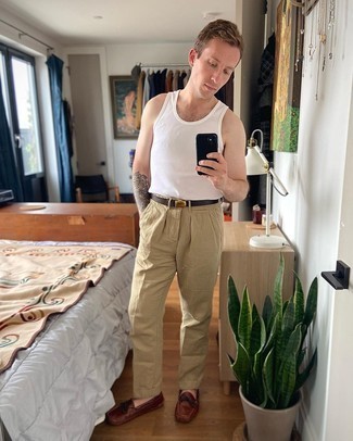 Comment porter des mocassins marron quand il fait très chaud