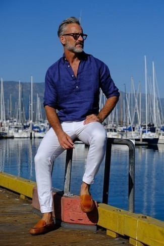Comment porter des mocassins marron quand il fait très chaud