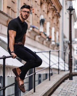 Comment porter des mocassins marron quand il fait très chaud