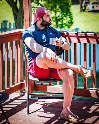 Comment porter des mocassins marron quand il fait très chaud