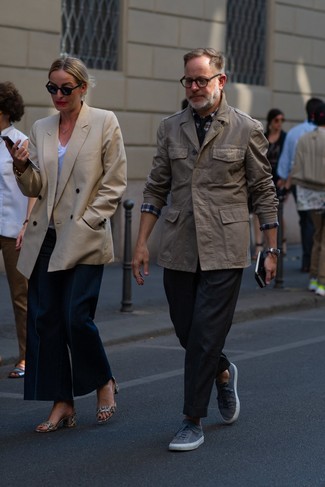 Comment porter une veste style militaire marron pour un style decontractés