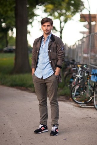 Comment porter une veste style militaire marron pour un style decontractés