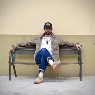 Comment porter une veste style militaire marron pour un style decontractés