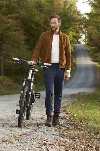 Comment porter un pull à fermeture éclair en polaire marron au printemps