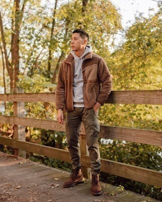 Comment porter un pull à fermeture éclair en polaire marron