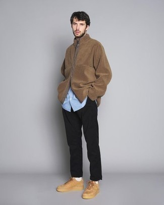 Comment porter un pull à fermeture éclair en polaire marron au printemps
