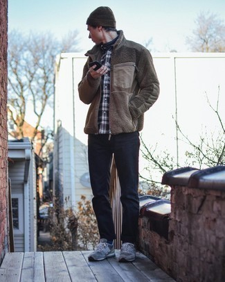 Comment porter un pull à fermeture éclair en polaire marron