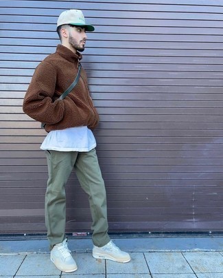 Comment porter un pull à fermeture éclair en polaire marron