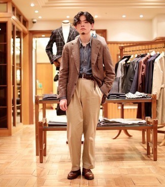 Comment porter un blazer en vichy marron avec des chaussures derby en cuir marron foncé