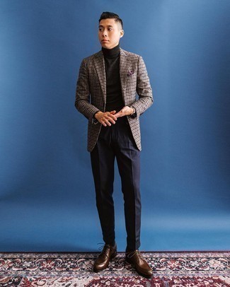 Comment porter un blazer en vichy marron avec des chaussures derby en cuir marron foncé