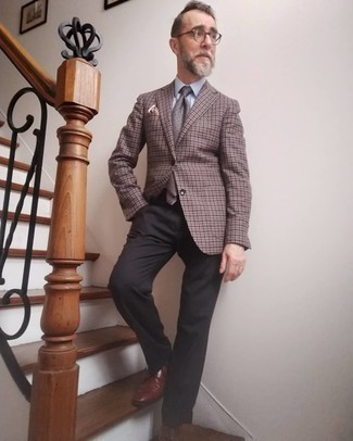 Comment porter un blazer en vichy marron avec des chaussures derby en cuir marron foncé