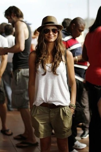 Comment porter un chapeau marron pour un style chic decontractés
