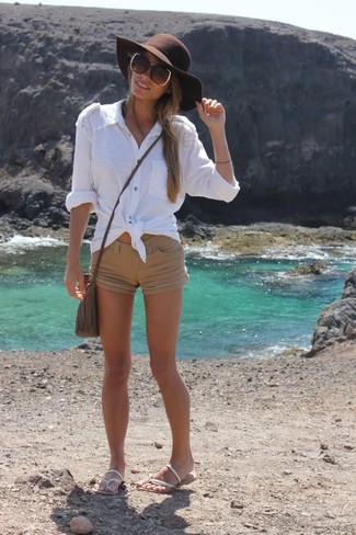 Comment porter un chapeau marron pour un style chic decontractés