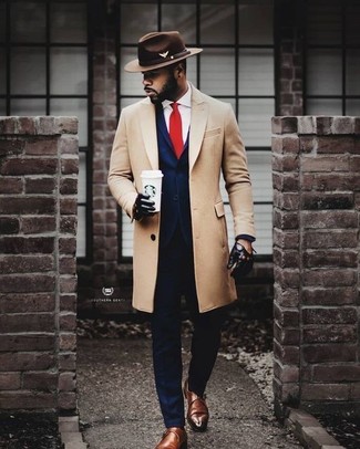 Comment porter un chapeau marron quand il fait frais