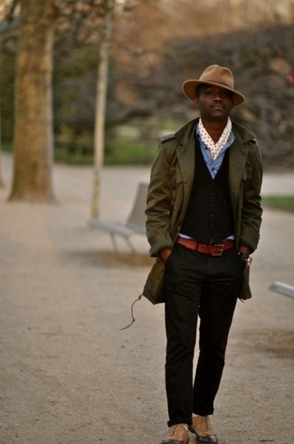 Comment porter un chapeau marron quand il fait frais