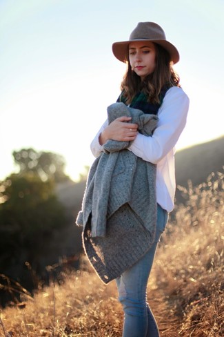 Comment porter un chapeau marron pour un style chic decontractés