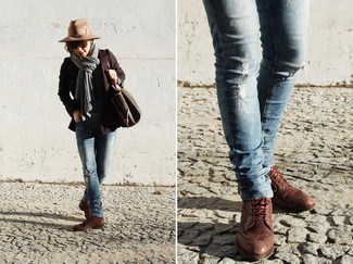 Comment porter un chapeau marron pour un style chic decontractés