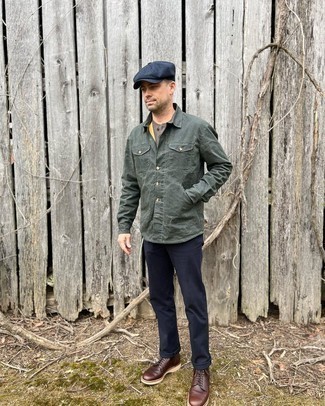 Comment porter un pull à col boutonné marron