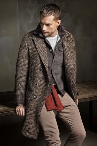 Comment porter un manteau à chevrons marron