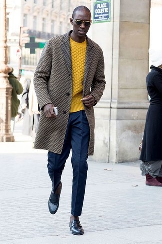 Comment porter un manteau à chevrons marron