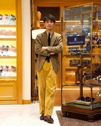 Comment porter une veste à chevrons marron au printemps
