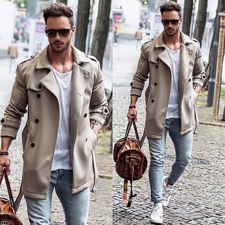 Comment porter un fourre-tout marron