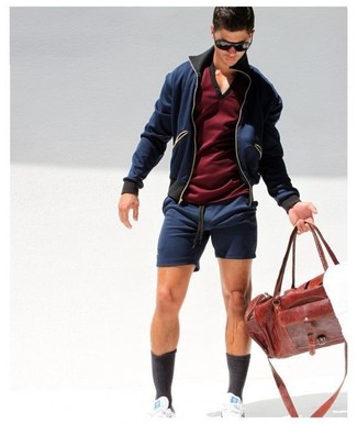 Comment porter un fourre-tout marron