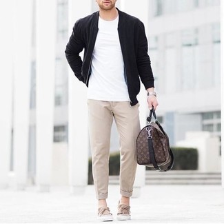 Comment porter un fourre-tout marron