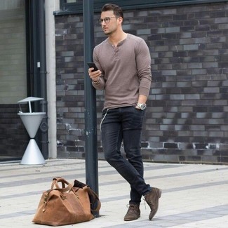 Comment porter un fourre-tout marron