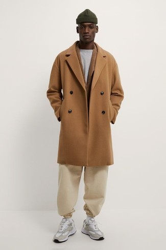 Comment porter une veste marron pour un style decontractés quand il fait frais à 20 ans