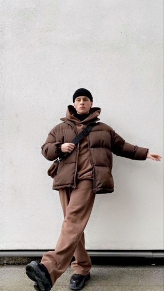 Comment porter une veste marron pour un style decontractés quand il fait frais à 20 ans