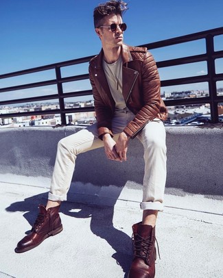 Comment porter une veste marron pour un style decontractés quand il fait frais à 20 ans