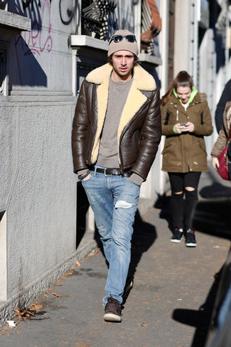 Comment porter une veste marron pour un style decontractés quand il fait frais à 20 ans
