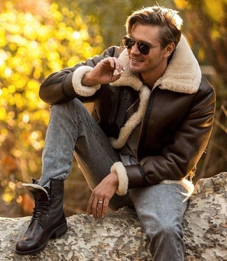 Comment porter une veste marron pour un style decontractés quand il fait frais à 20 ans