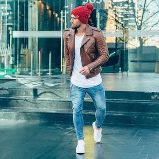 Comment porter une veste marron pour un style decontractés quand il fait frais à 20 ans
