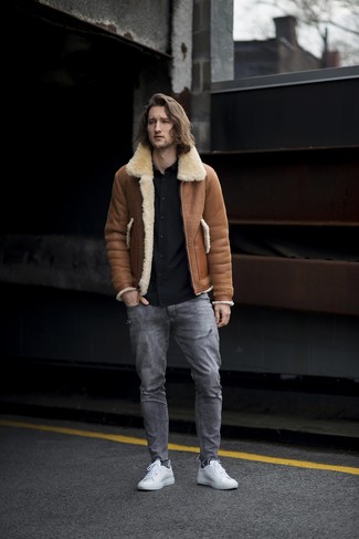 Comment porter une veste marron pour un style decontractés quand il fait frais à 20 ans