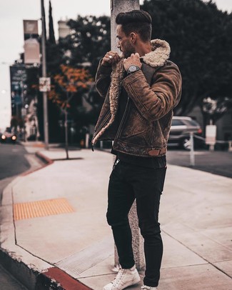 Comment porter une veste marron pour un style decontractés quand il fait frais à 20 ans