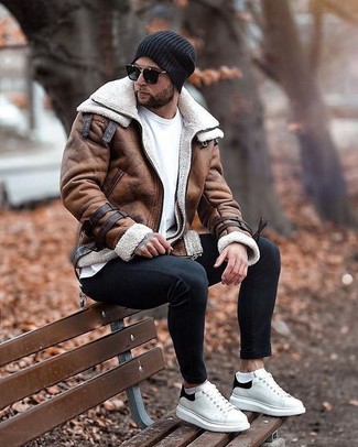 Comment porter une veste marron pour un style decontractés quand il fait frais à 20 ans