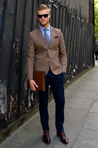 Comment porter une veste marron pour un style chic decontractés